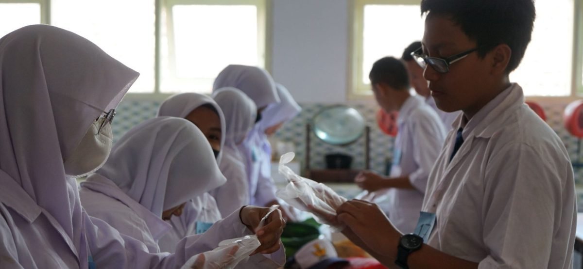 Peserta Didik Kelas 9 Berjuang Menghadapi Ujian Praktik
