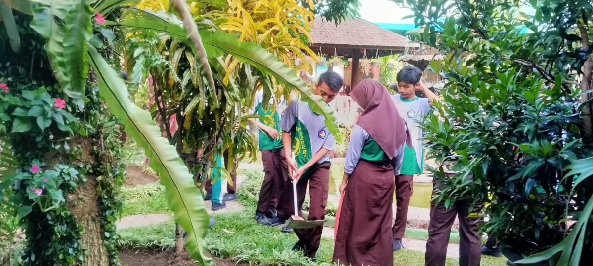 Jumat Bersih Bareng Warga Sekolah